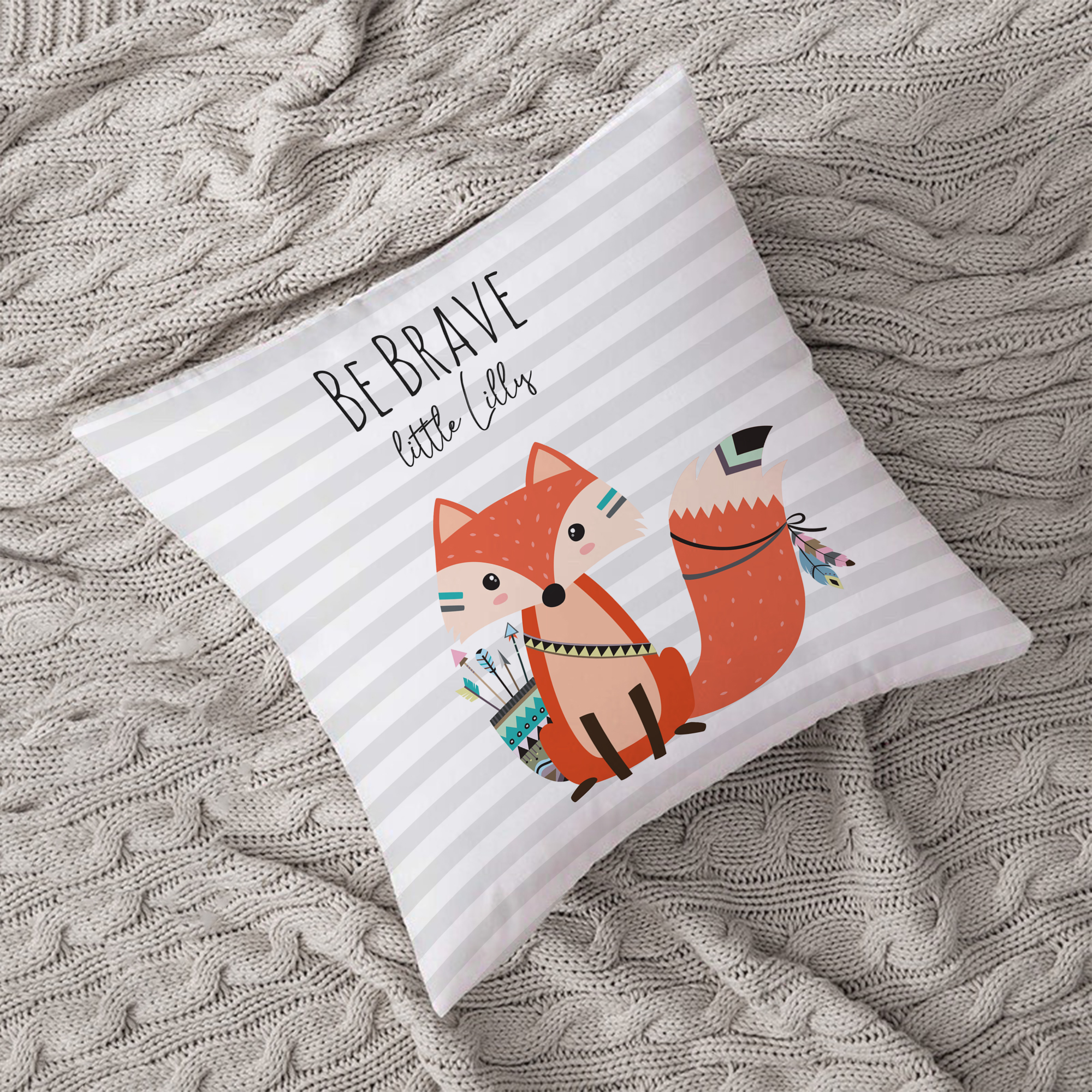 Kissen inklusive Innenkissen mit Namen oder Text personalisierbar im Design Bebrave Fuchs in grau in zwei Größen 