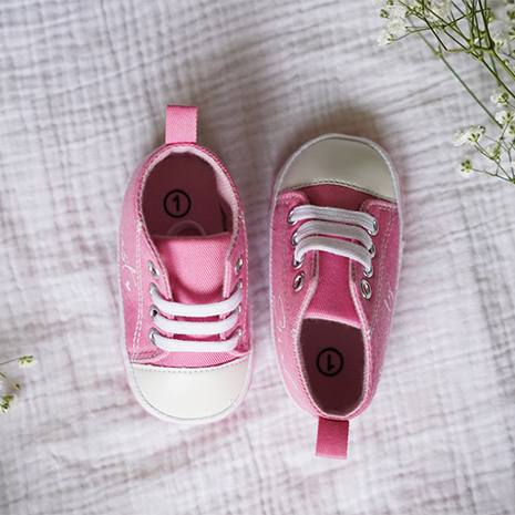 Baby Sneaker - It's a girl - Design Größe Newborn in der Farbe Rosa mit Namen personalisierbar