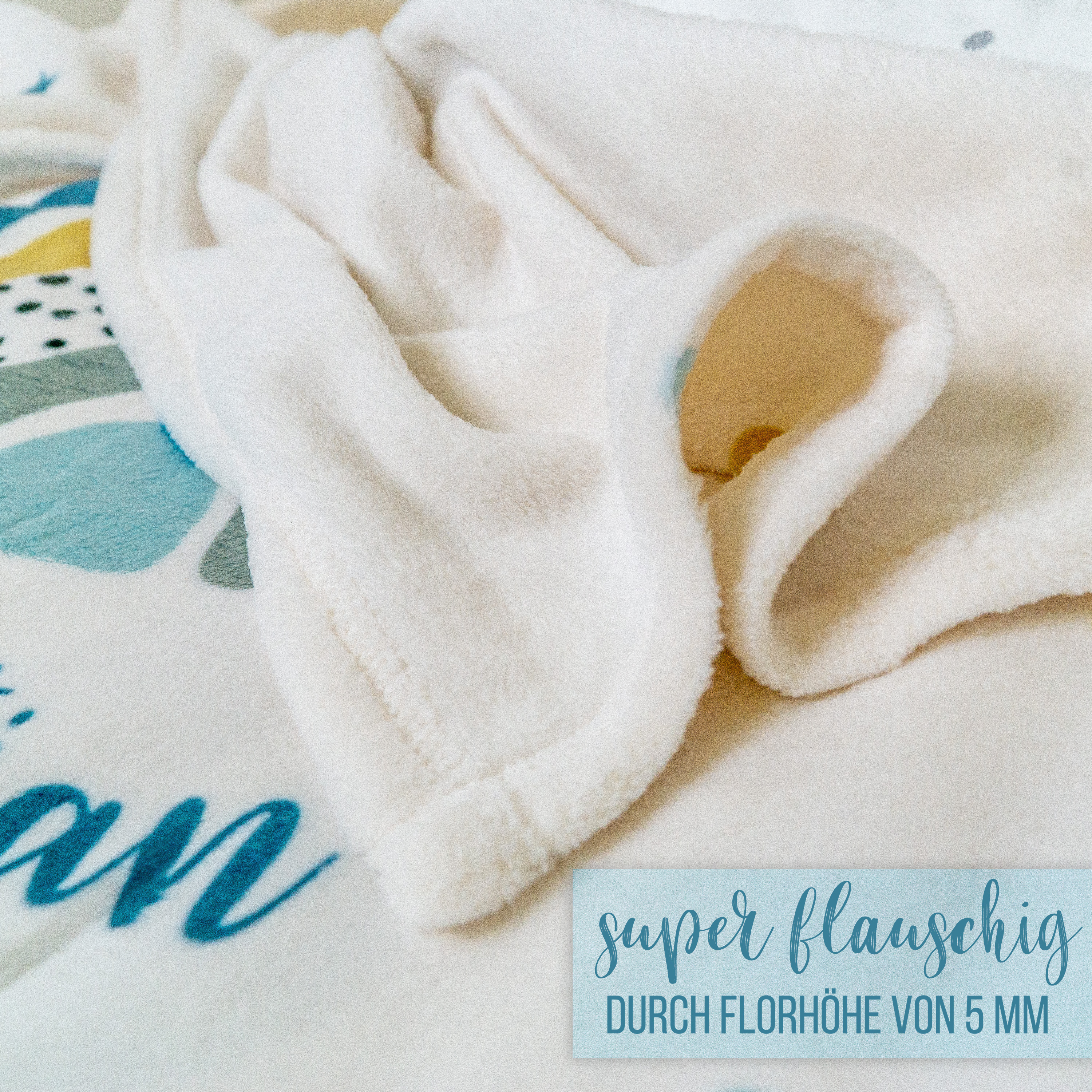 Flauschige Kuscheldecke mit Namen oder Text personalisierbar im Design Bär in blau in drei Größen 