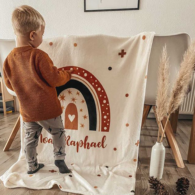 Flauschige Kuscheldecke mit Namen oder Text personalisierbar im Design Regenbogen Kreuze