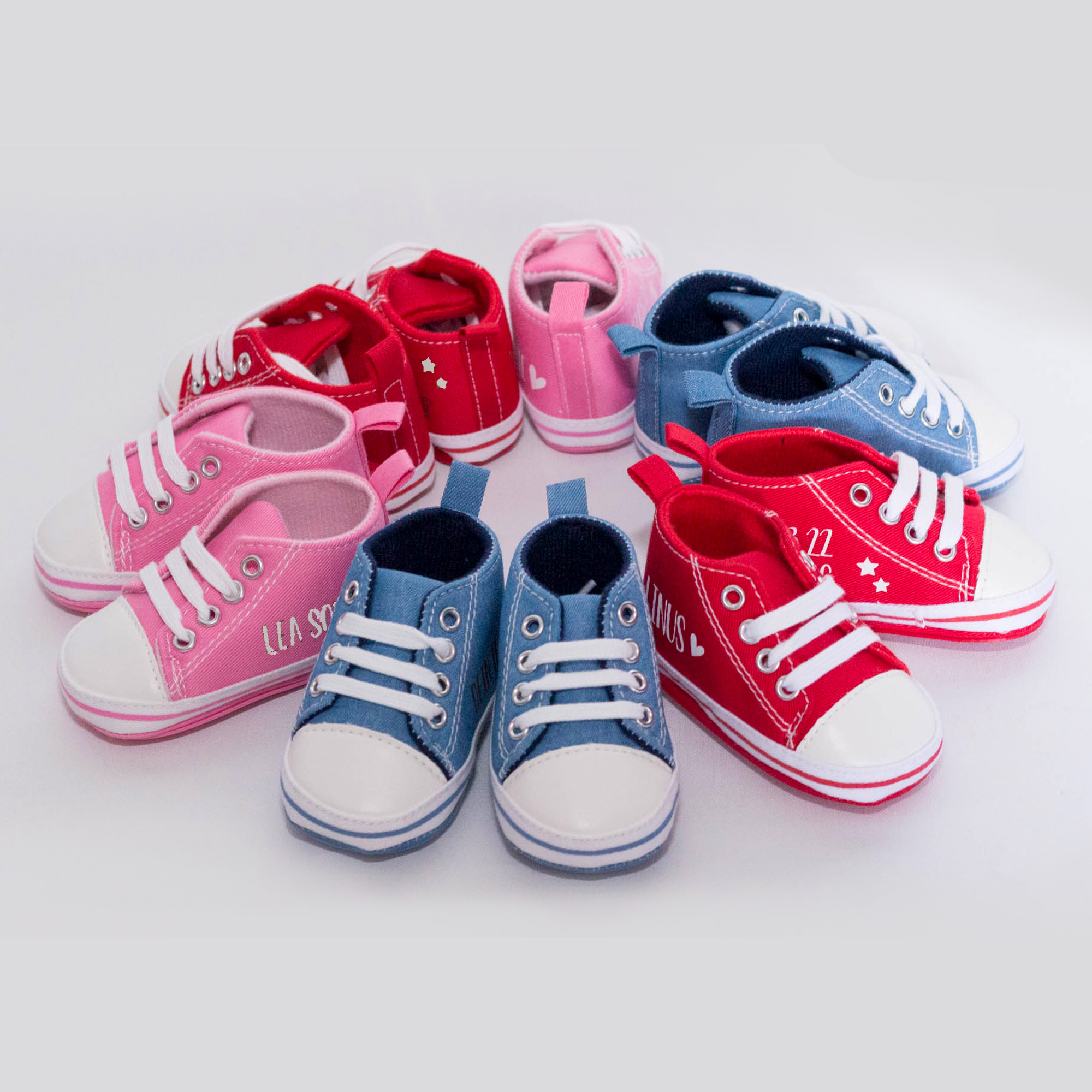 Baby Sneaker mit Namen personalisierbar mit Text in den Farben Rot, Blau und Rosa